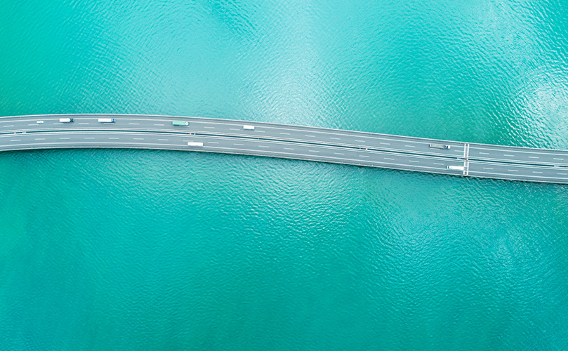 海の上を横断する高速道路