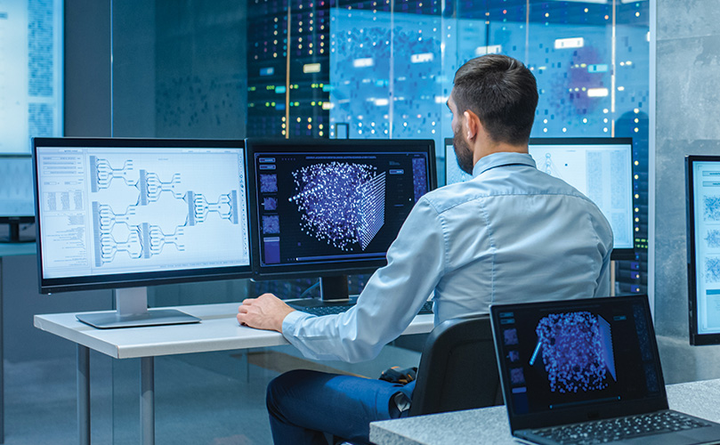 Datenwissenschaftler analysiert Daten auf mehreren Monitoren