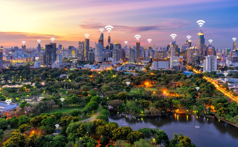 A city with a skyscraper’s skyline and several signal icons above the skyscrapers