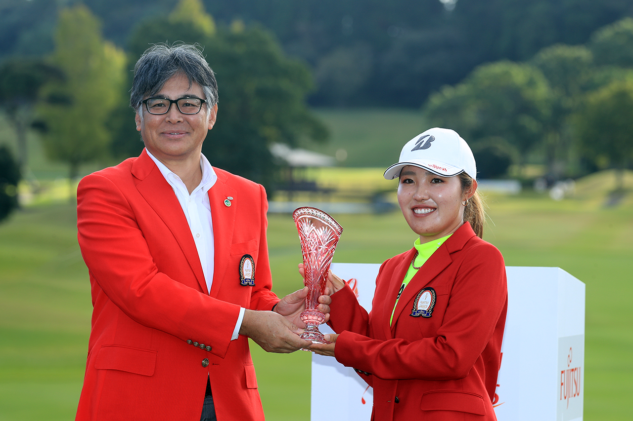 富士通レディース2022で優勝した古江彩佳選手とトロフィーを授与する時田社長