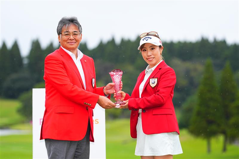 富士通レディース2025で優勝した木村彩子選手とトロフィーを授与する時田社長