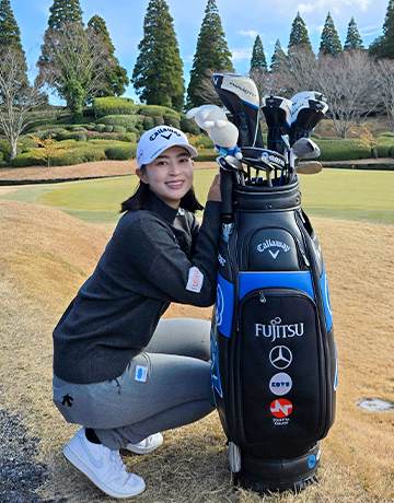 ゴルフバッグと柏原明日架選手