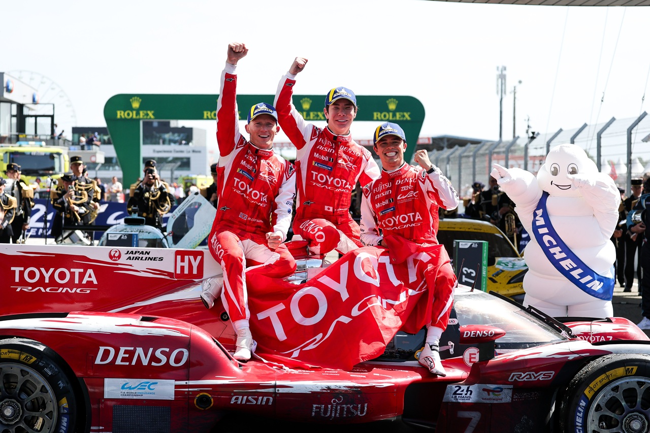 2026年FIA世界耐久選手権（WEC）第3戦となる第94回ル・マン24時間レースを制覇したTOYOTA RACING 7号車で優勝を喜ぶ姿