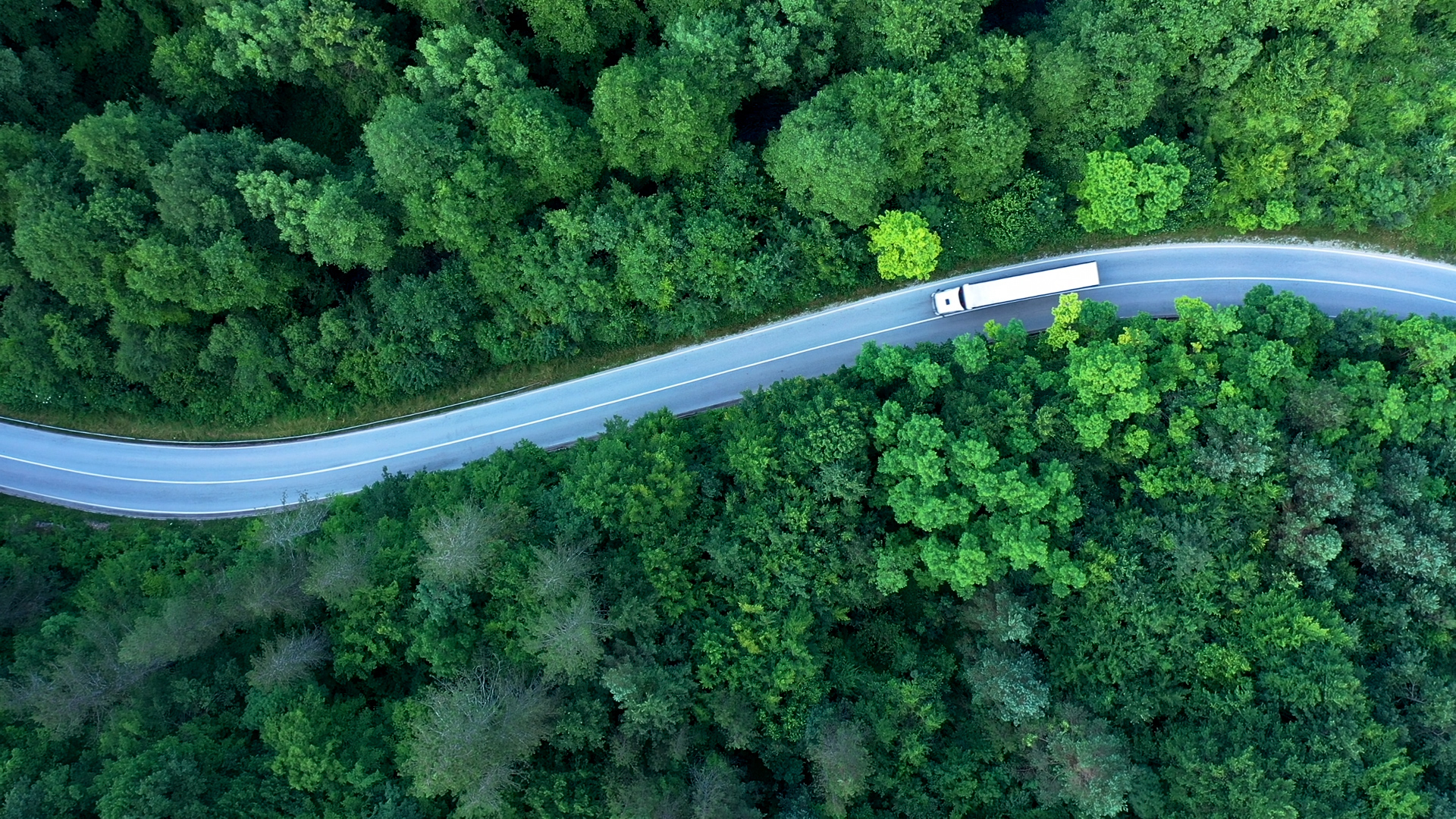 A conceptual diagram illustrating a logistics platform using relay transport hubs. It shows how shippers, logistics operators, and delivery destinations are connected through trunk transport hubs, driver changes, and shared transportation to optimize supply and demand within an open platform.