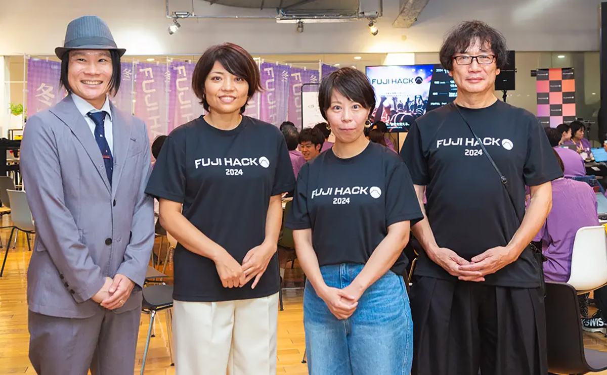 3名の富士通イノベーションサーキット事務局メンバーと1名のイノベーション推進者が並んだ写真