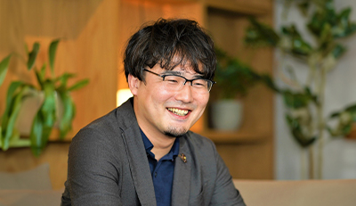 笑っている男性の写真1