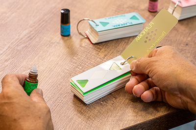 学生のアイデアをもとにした香り付き単語帳「FLAROMA」