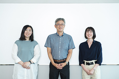 左から、昭和女子大学 杉田夏葵さん（株式会社Tapirus代表取締役、同大卒）、 前田純弘非常勤講師、菅安佳里さん（株式会社Tapirus 代表取締役、同大4年）