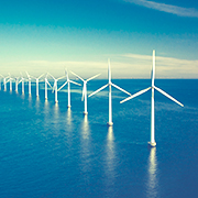 広大な海に整列して立つ洋上風力発電の風車群