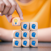 電球のアイコンが積み重なった人の顔のブロックの画像