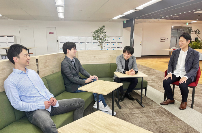 コンバージングテクノロジーの知財担当者が対談する様子