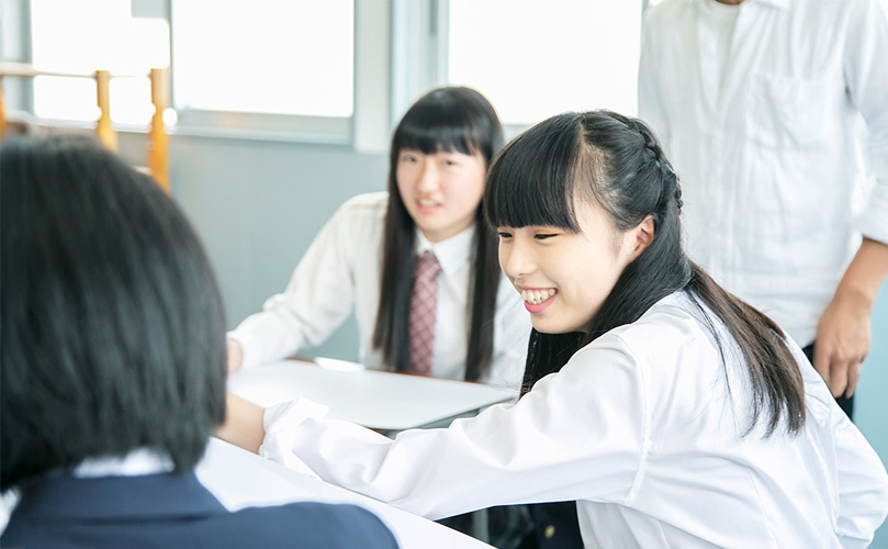 教室で会話する生徒たち