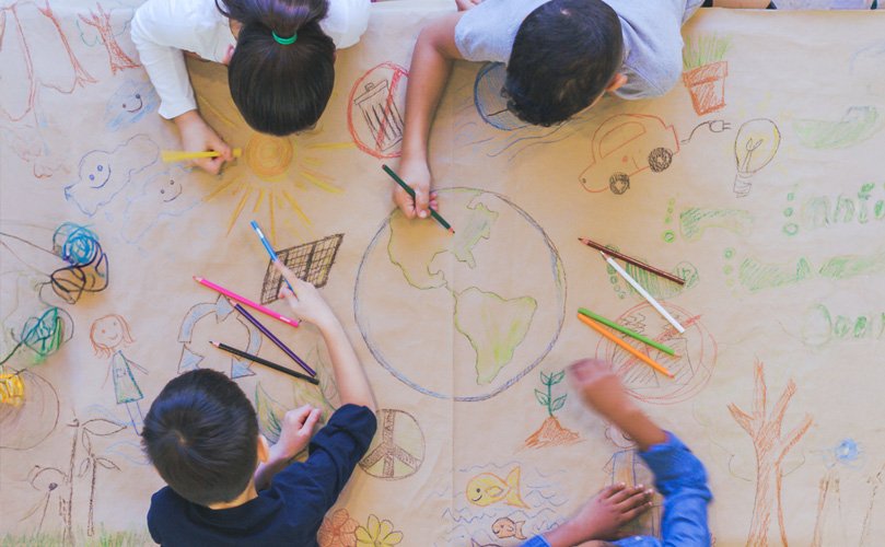 地球環境をテーマに絵を描く子どもたち