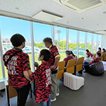 遮⾳等の⼯夫やストレスを減らし落ち着いてリラックスするための場所でのスポーツ観戦の様子