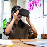 VRゴーグルを覗く女性