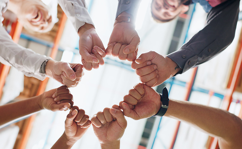 親指をフックしてつながる人々の輪、チームワーク