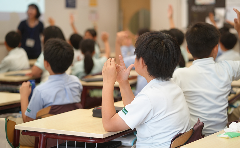 教室での子どもたちの後ろ姿