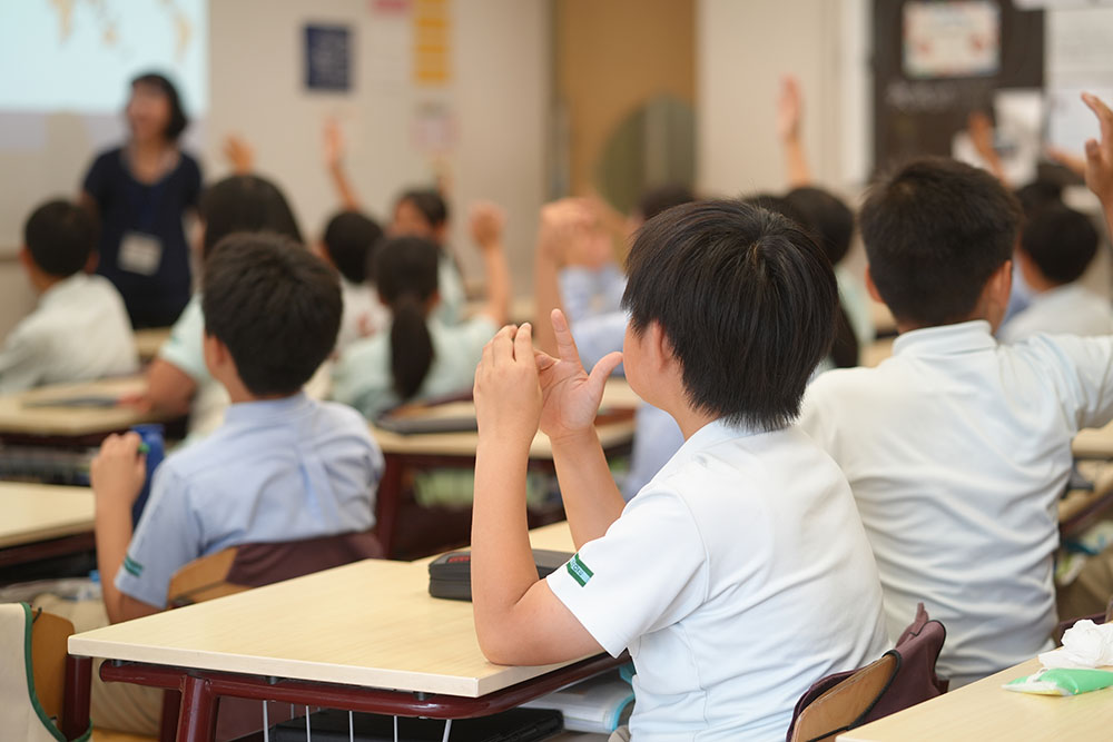 教室での子どもたちの後ろ姿