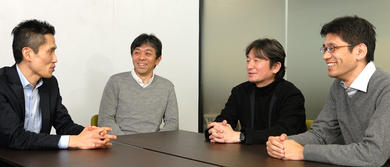 [写真右] 株式会社みらい翻訳 セールス&マーケティング部 マネージャー 藤原 祥造 氏 [写真中央左]富士通株式会社 AIサービス事業本部 AIプラットフォームサービス事業部 マネージャー 平川 一成