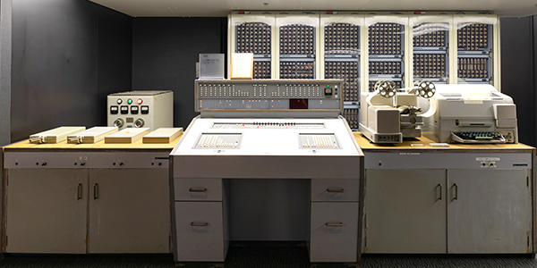 リレー式自動計算機の画像