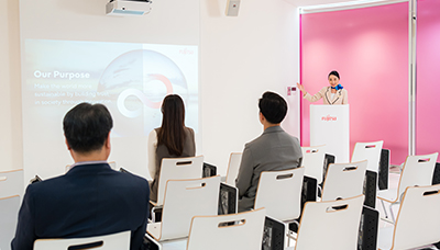 アテンダントがお客様を案内している様子の画像