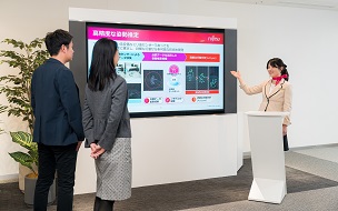 アテンダントがお客様を案内している様子の画像