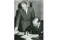 シーメンス社との契約にサインする和田取締役の画像