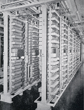 H形交換機（ステップバイステップ自動交換機）の画像