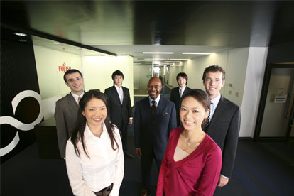 富士通のオフィスで多様な同僚たちが微笑んでいる画像