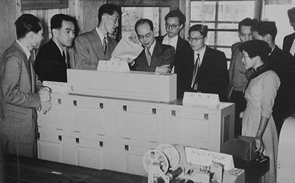 池田敏雄とノーベル物理学者 湯川秀樹博士との会談の写真