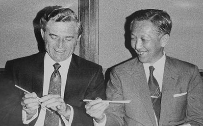 IBM互換機の開発を共同で進めたアムダール博士に箸の使い方を教えている写真