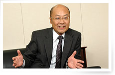 「すべてはお客様のために」という言葉に集約されます、と語る飯田経営執行役