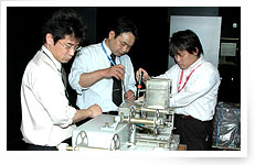 保守にあたる継承者のみなさん。突然装置から煙が！という事態にも対応する