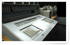 木製のコンソール（操作卓）に光が走る。まさに指令塔といった趣である