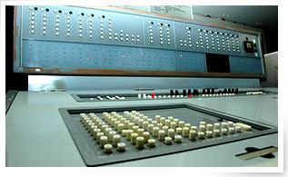 ネジ1つにしても、緻密に理論計算され配置されているリレー式計算機