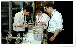 ひとつひとつ構造を確認しながら、作業を行う継承者3人