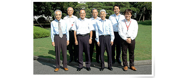 写真左手前から、小平さん、池田さん、佐藤さん、二瓶さん。左奥から、伊東さん、竹中さん、児玉さん（濱田さんは都合により集合写真には参加できませんでした）