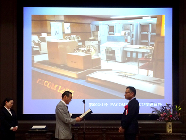 登録証、記念盾授与 左：国立科学博物館 林館長、右：水澤第一MIS本部長代理