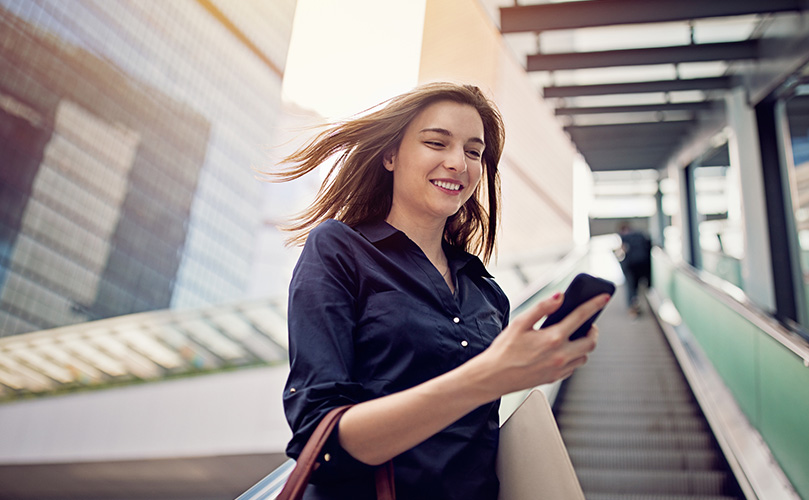 スマートフォンを見ているビジネスウーマン