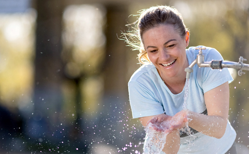  Seorang wanita menuangkan air dari keran