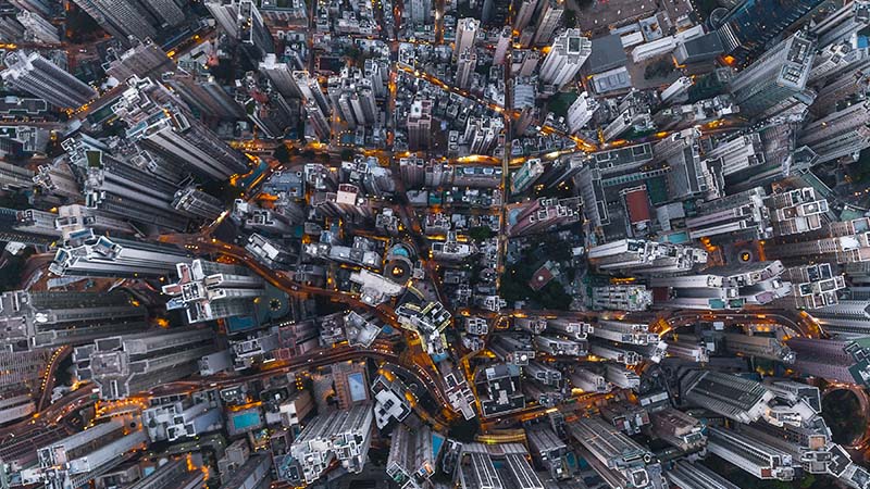 Uma fotografia capturada de cima de uma cidade com edifícios