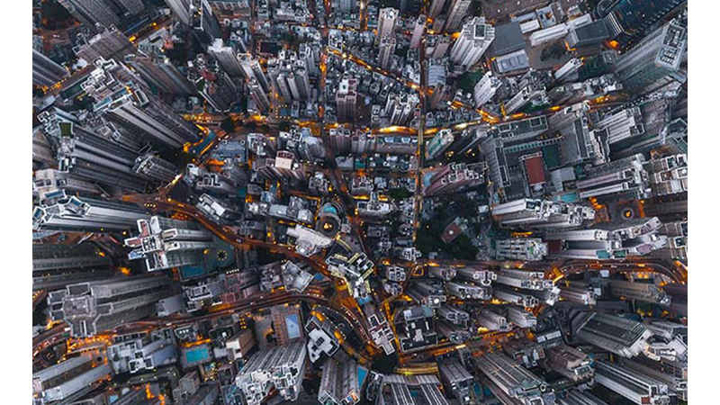 Une photo prise au-dessus d'une ville avec des immeubles