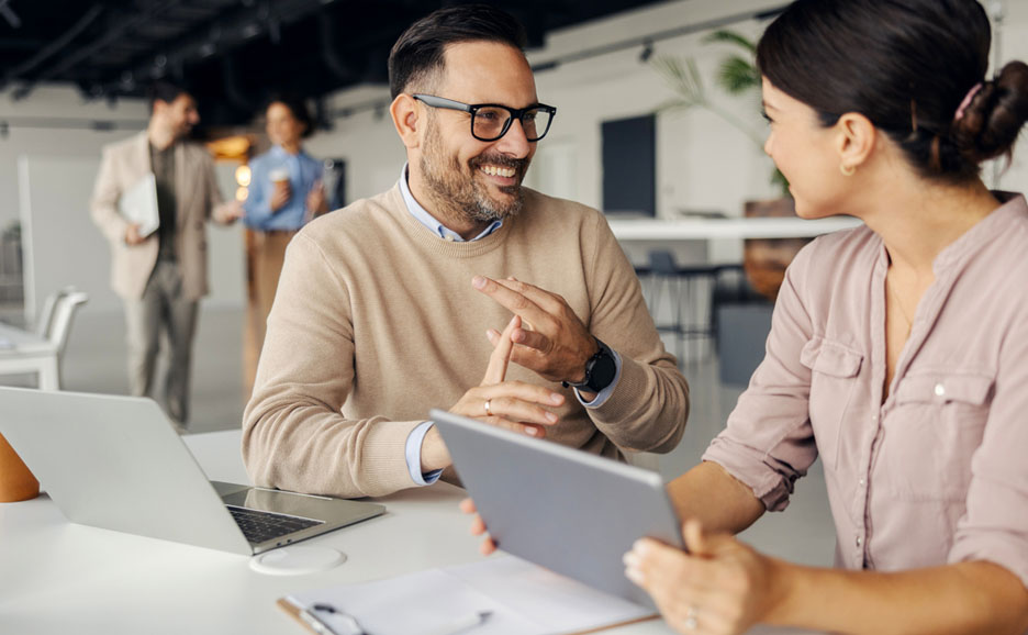 オフィスで会話する同僚