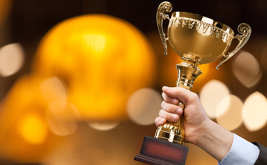 トロフィーを持つ人物