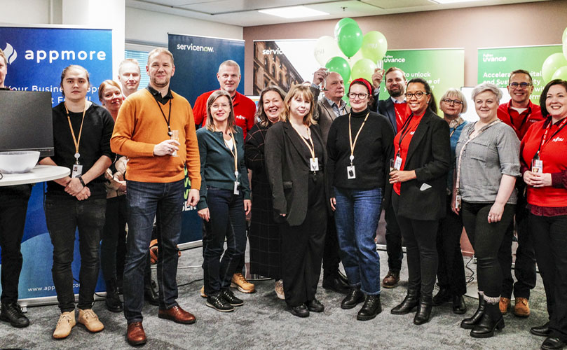 Ryhmä ihmisiä poseeraamassa kuvalle