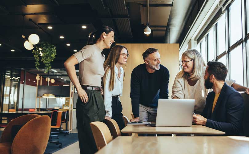 Zusammenarbeit im Team bei der Arbeit mit einem Laptop