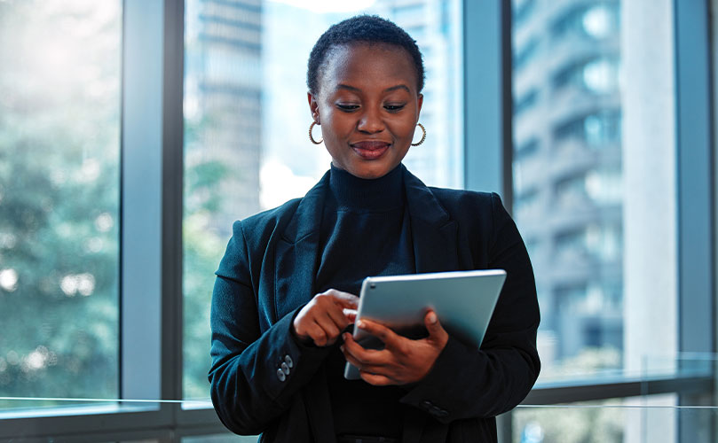 Geschäftsfrau, die bei der Arbeit ein digitales Tablet benutzt