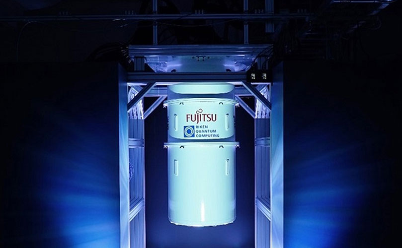 Mesin yang dilengkapi dengan logo Fujitsu dan teks yang tertulis 'Riken Quantum Computing'