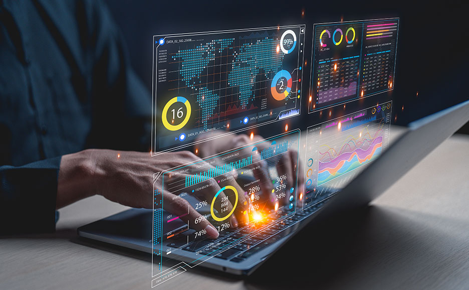 ノートPCを操作し、データ分析を行うビジネスパーソン。