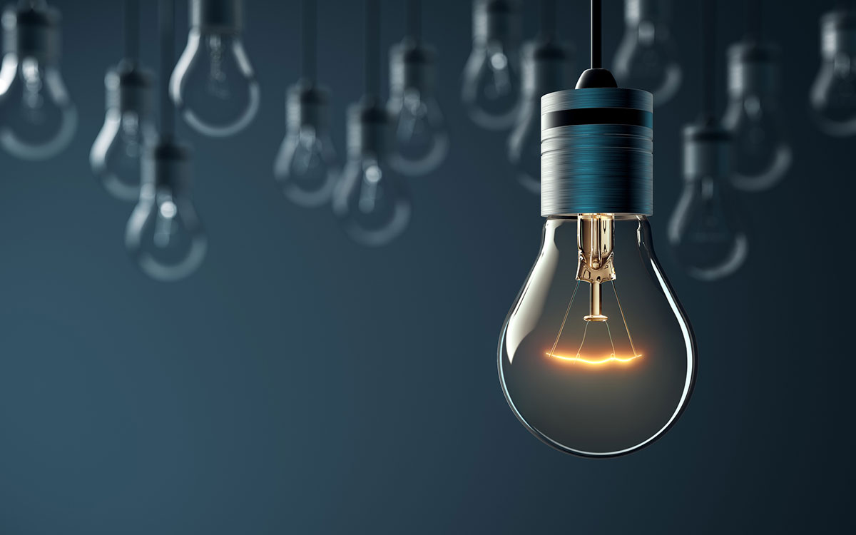 Fookus hõõglambil, mille taustal on mitu teist tumesinisel taustal fookusest väljas